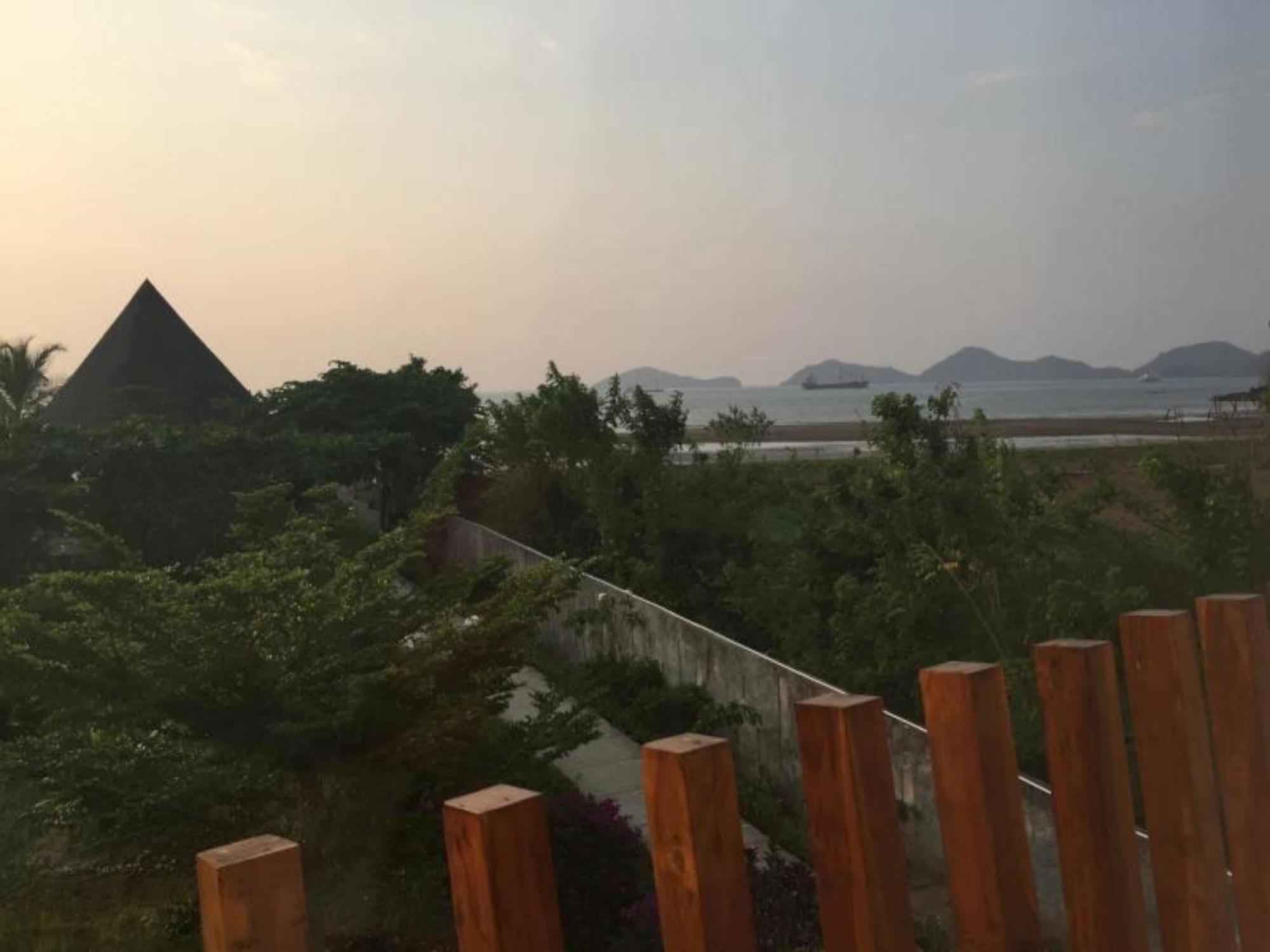Luwansa Beach Resort Labuan Bajo Exterior foto